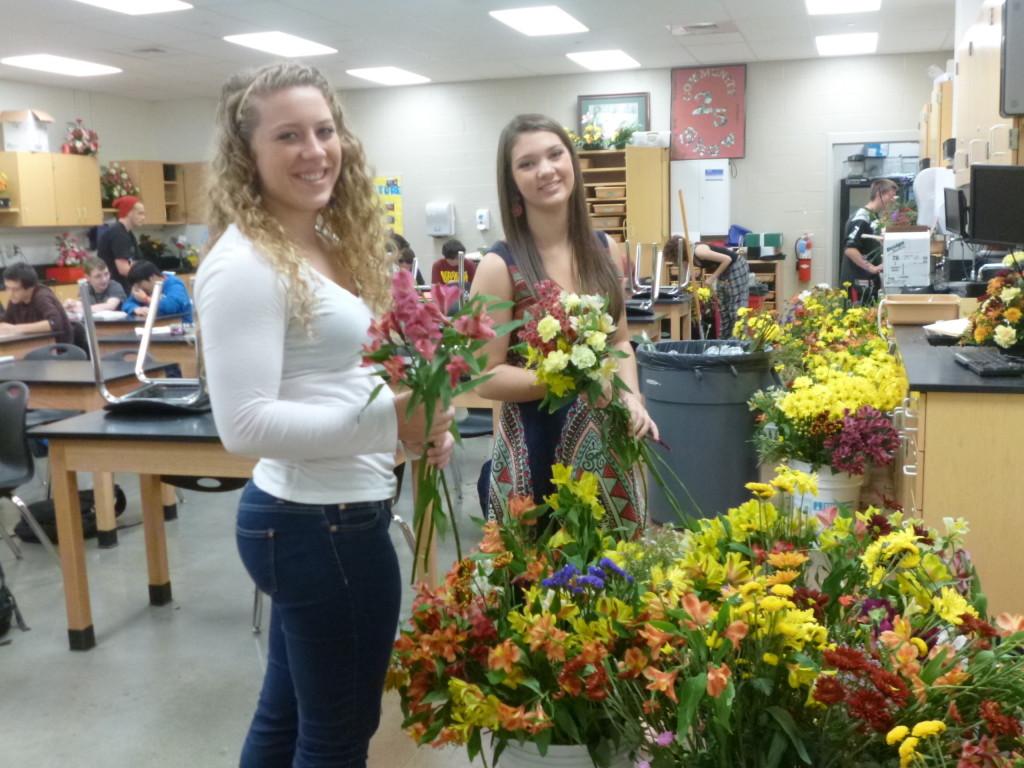 Seniors+Erin+Riley+and+Alex+Ecott+prepare+flowers+for+the+Community+Show%2C+October+7%2C+8%2C+and+9th.
