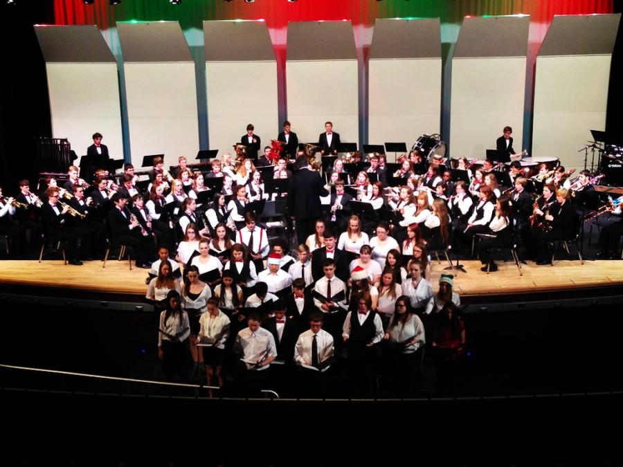 The band and chorus performs White Christmas.