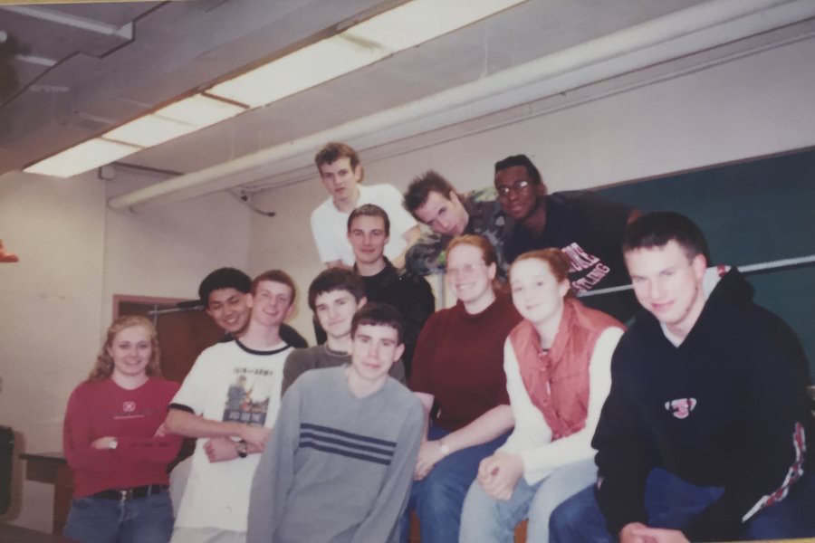Daniel Getsinger (far right)  is photographed with his 2003 physics class.