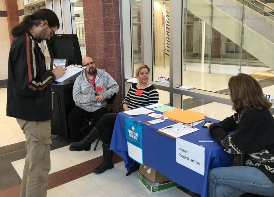 League of Women Voters help students register to vote: Photo of the Day 2/29/16