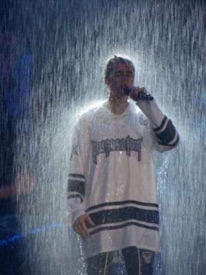 Justin sings in the rain to his song "Sorry"