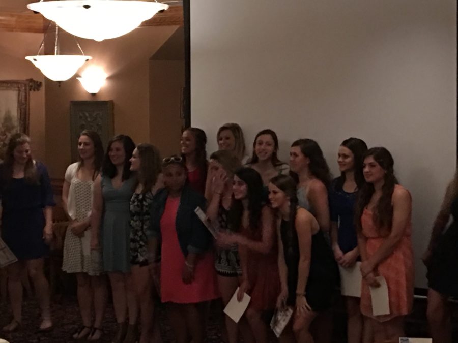 Varsity poses as a team after everyone received their awards