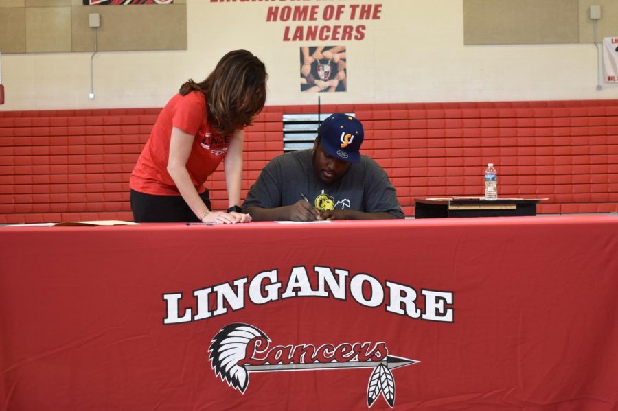 Tre Brisoe signs his National Letter of Intent 