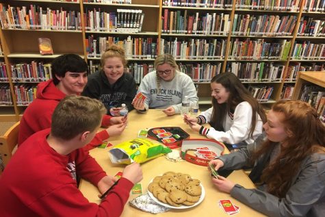 Dominic Barbagallo, Ethan Hart, Eleanor Miley, Reilly Kidwell, MaKenzie Llewellyn, and Tamara Ruddy play Apples to Apples at Game Night