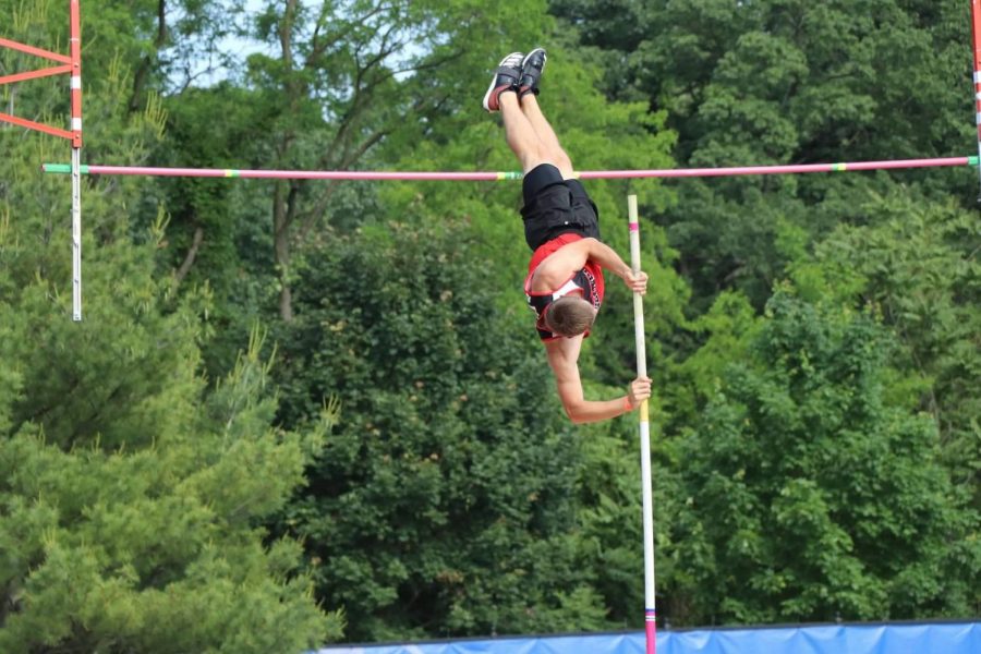 Carter Holsinger wins his fourth state pole vault title.