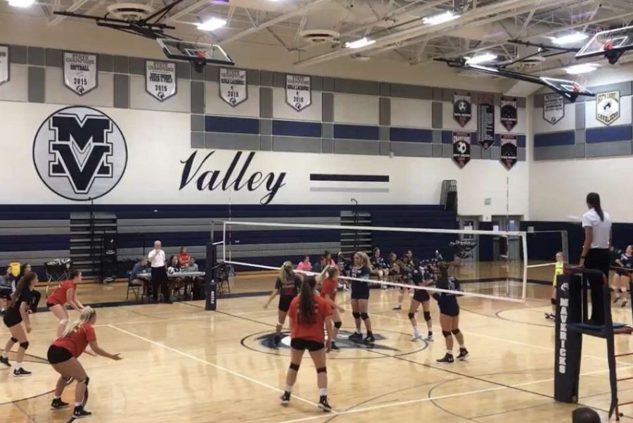 Girls+volleyball+prepares+for+a+serve+against+Manchester+Valley.
