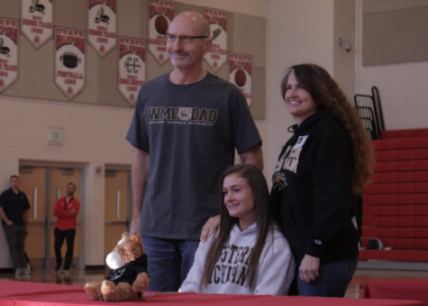 Sarah Moravansky and her parents after signing to Western Michigan