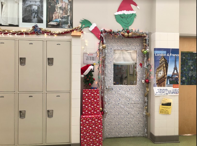 Samira Diggss door is all decked out with holiday spirit.