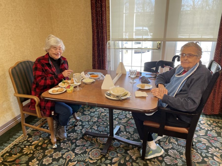 Residents of Country Meadows enjoy lunch with Covid-19 protocols.