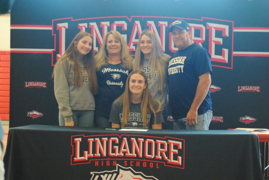 Kelli and her family at signing day.