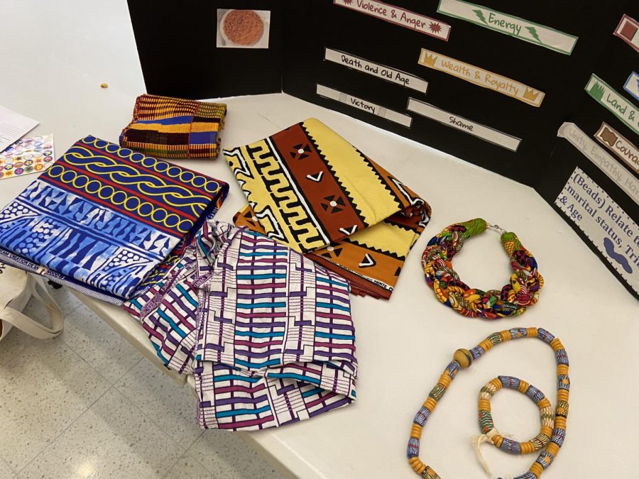 Josslyn Quansah represented Ghanaian culture by displaying traditional clothing and jewelry. 
