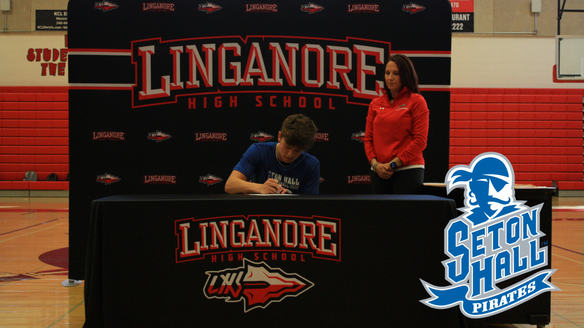 Stephen+Curry+signs+his+National+Letter+of+Intent+to+play+baseball+at+Seton+Hall+University.+
