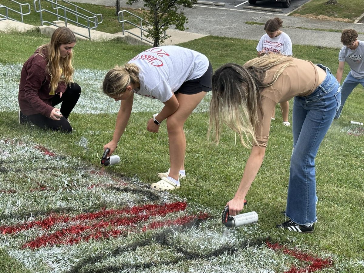 Junior class use red and black to write their class name and white as the background.

